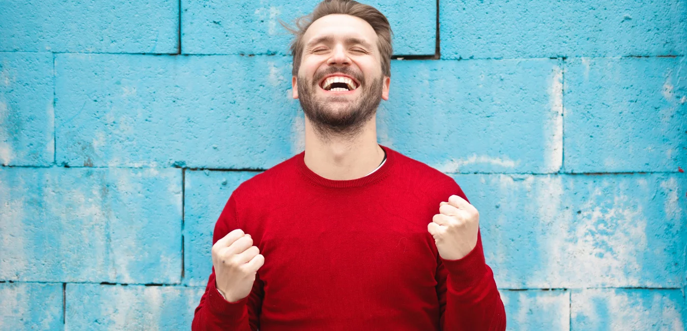 hombre-sonriendo-exito