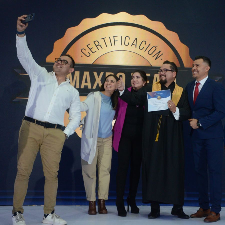 Alumno egresado de la certificación maxpo team con sus familiares